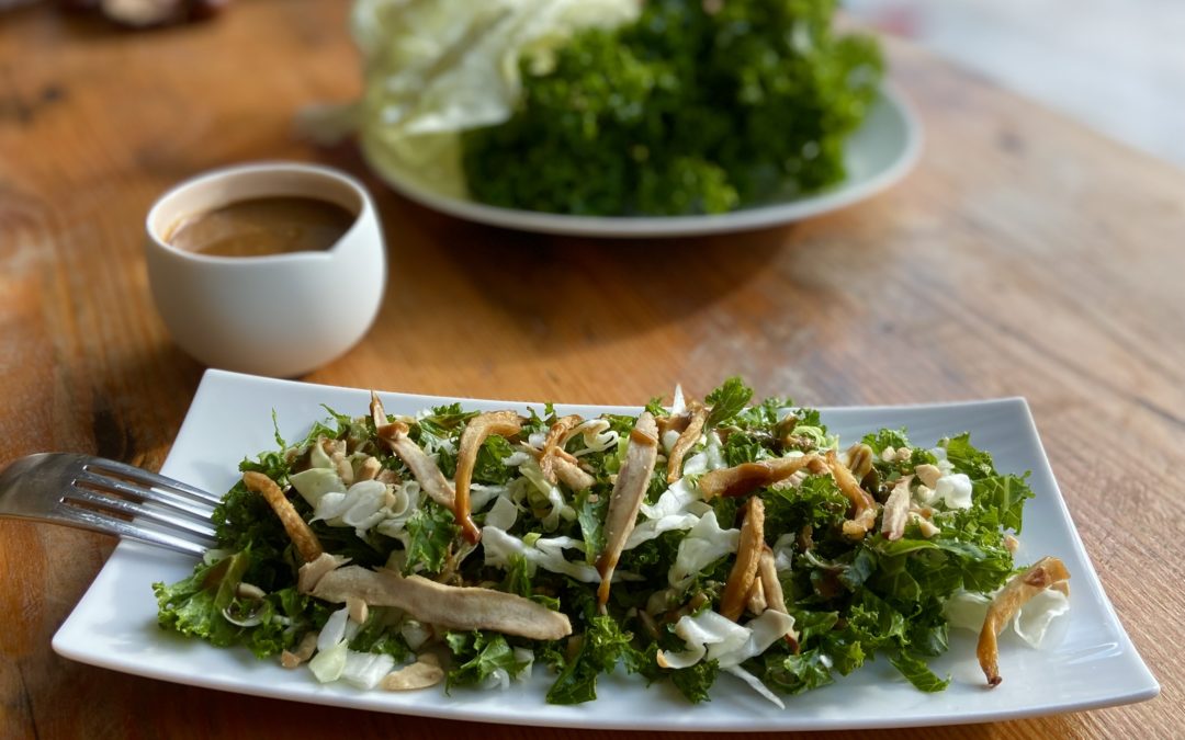 Salade de chou kale, chou blanc et poires séchées